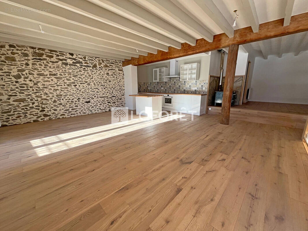 Maison à LES CHAPELLES