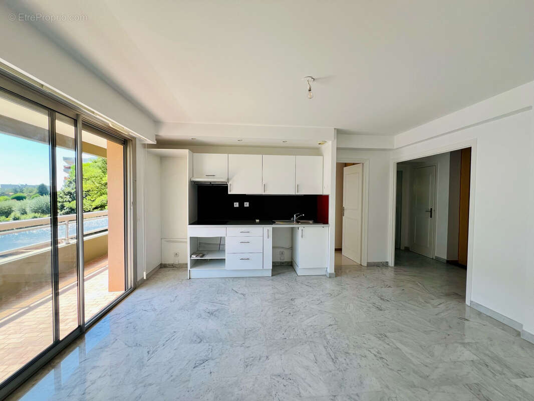 Appartement à SAINT-LAURENT-DU-VAR