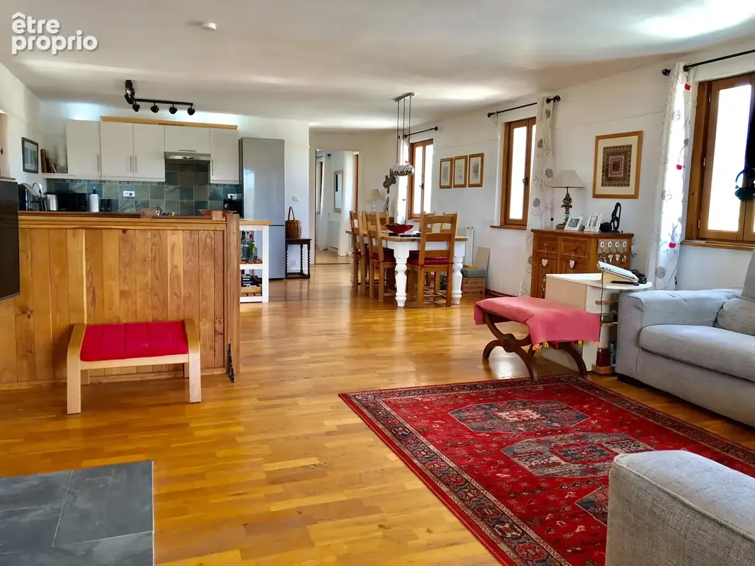 Exceptionnelle maison de campagne avec piscine et terrain de 6000 m². - photo 3