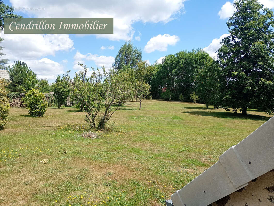 Maison en pierre indépendante avec 3 chambres sur un parc arboré de 4200 m2 avec dépendances  et puits - photo 18