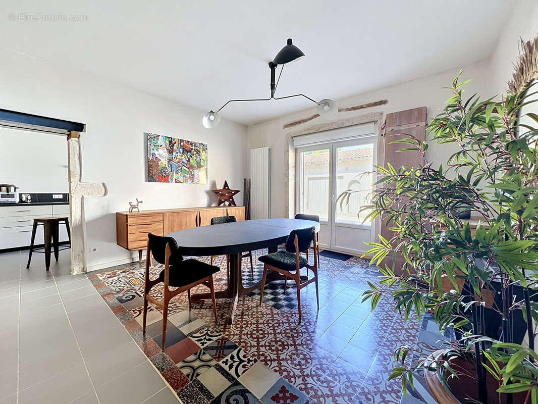 Maison de village avec jardin - 223m2 au cœur du village de Fareins - photo 3