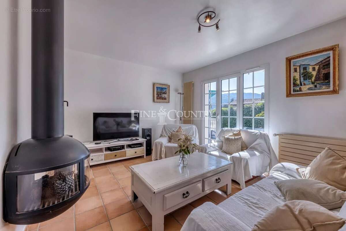 Maison à LA ROQUETTE-SUR-SIAGNE