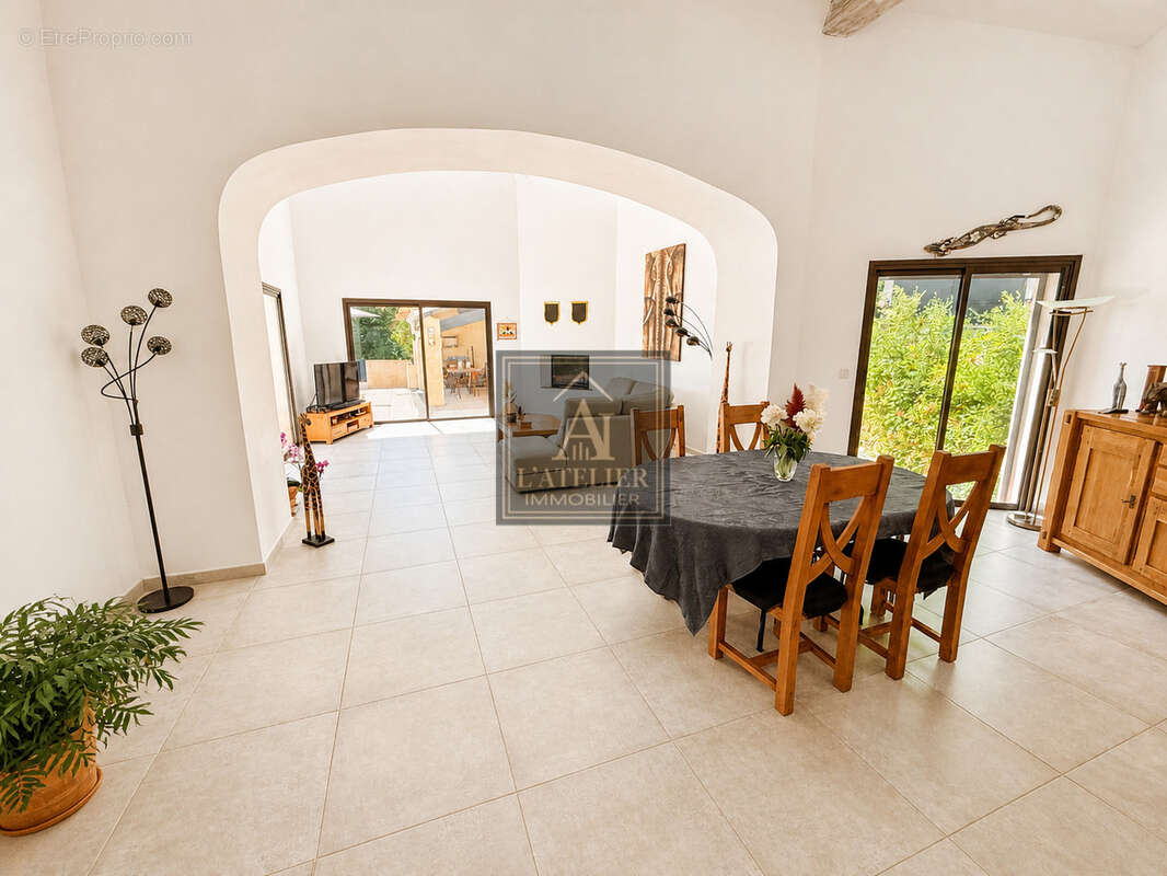 Maison de 170 m2 avec garage et piscine sur une parcelle de 1485 m2 - photo 9