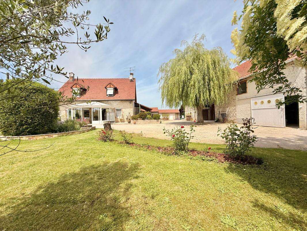 Maison en pierre - 4 chambres - Piscine - Dépendance de 250 m² - Terrain de 6494 m² - photo 2