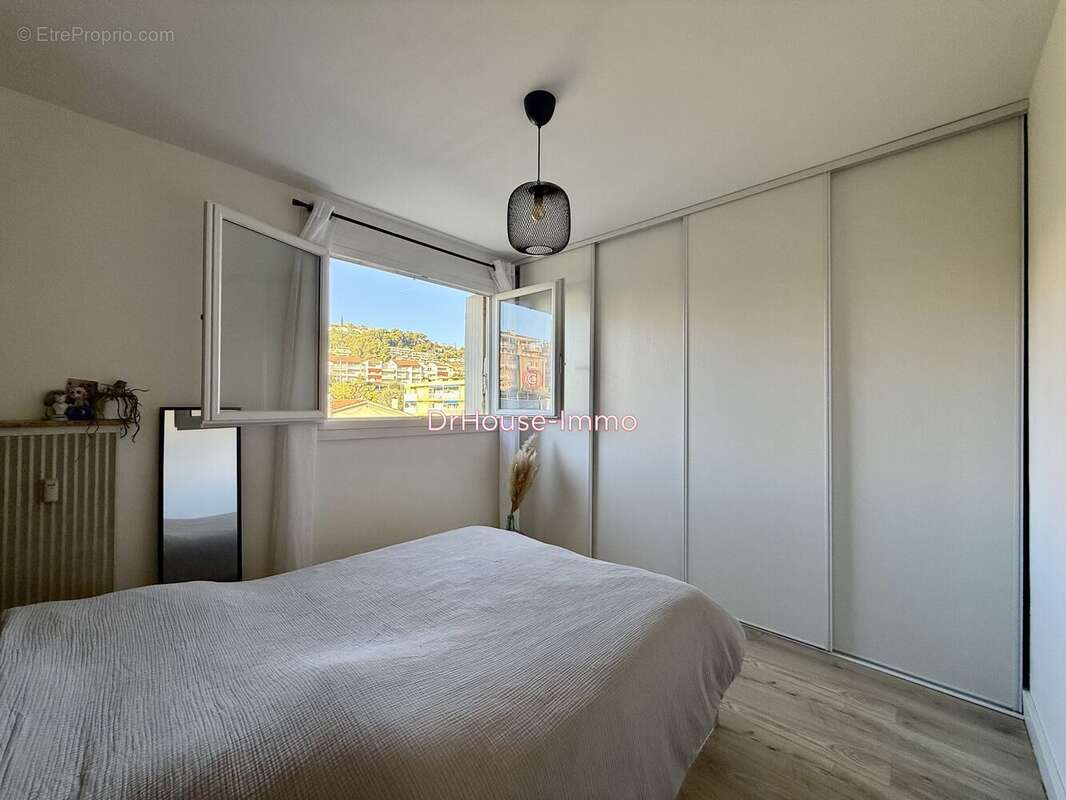 Appartement à SAINT-LAURENT-DU-VAR