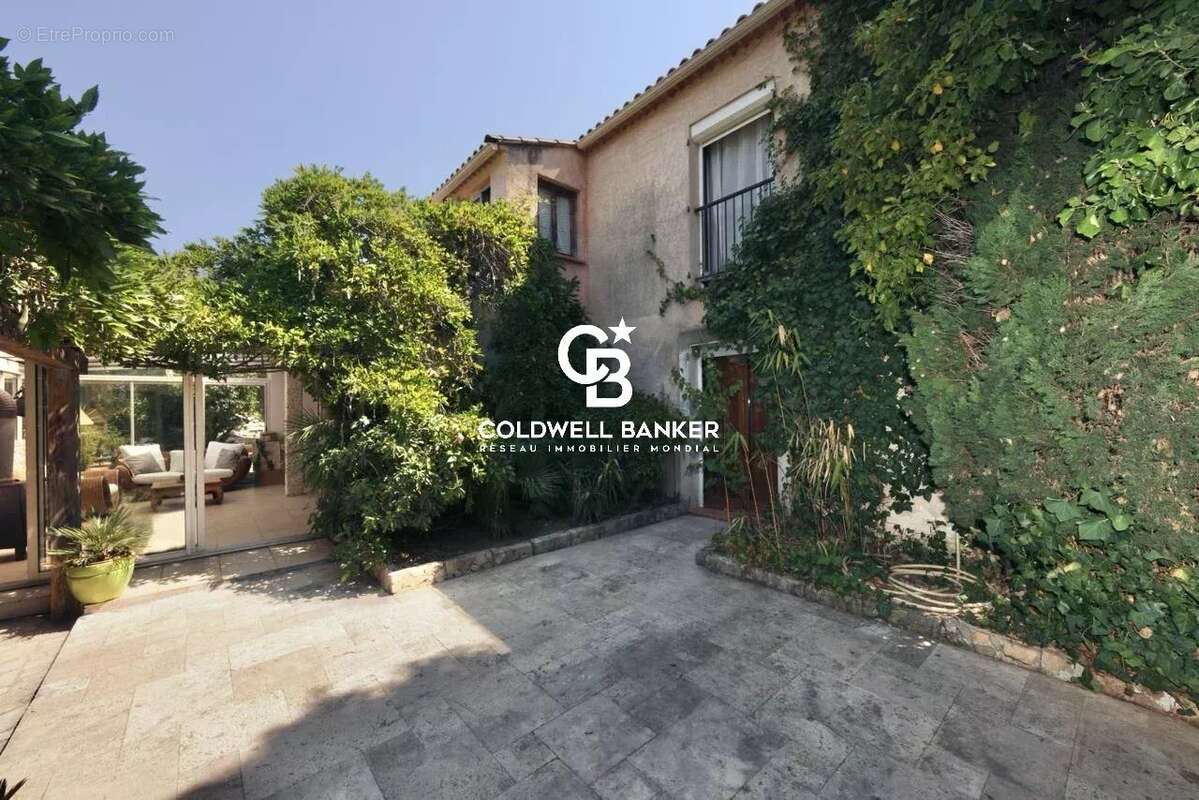 Plain-pied avec piscine et exceptionnel terrain privatif de 2 500 m² - photo 5