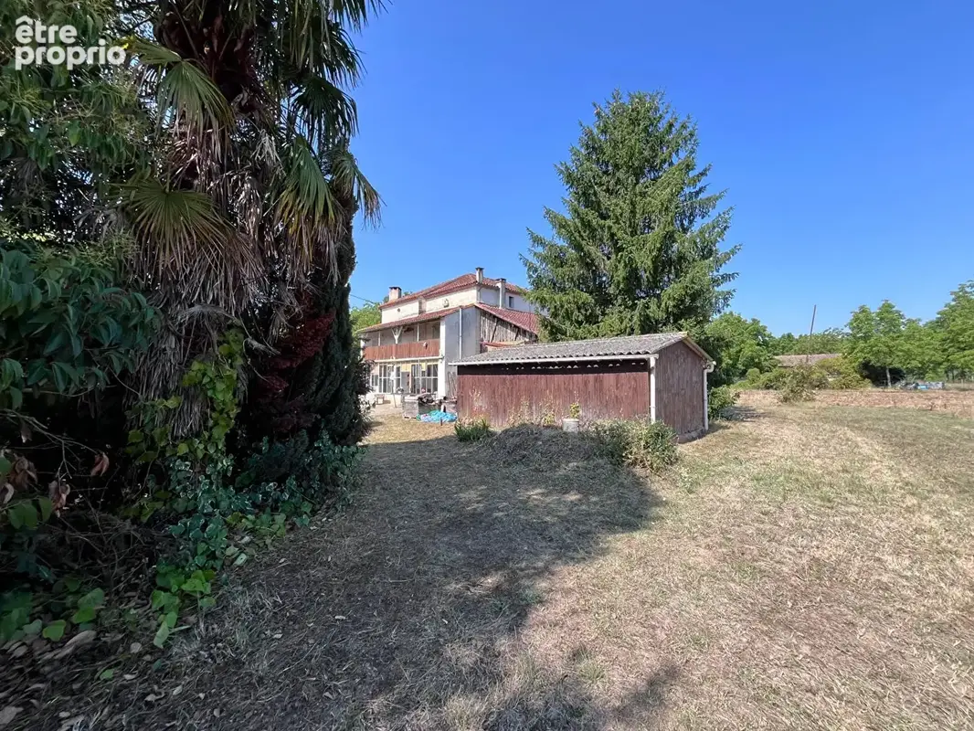 À Castelmoron-sur-Lot, venez découvrir cet ensemble immobilier situé dans un environnement calme, avec un jardin d'environ 1 863 - photo 10