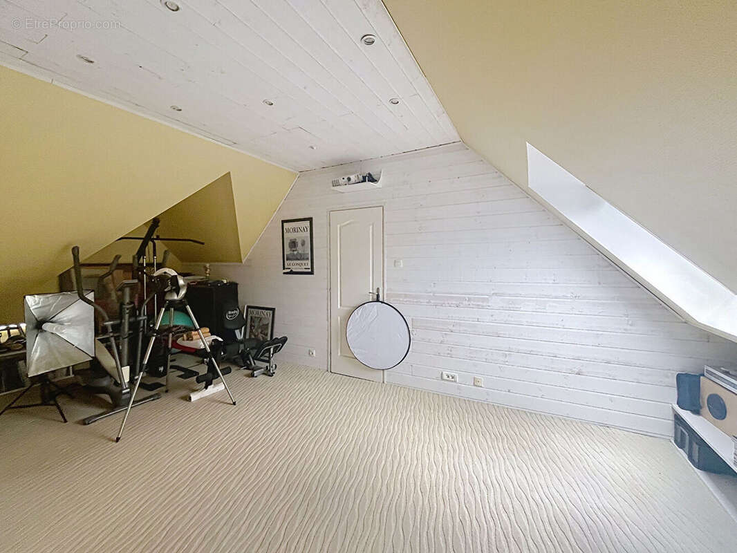 Maison 8 pièces sur un terrain de 1000 m² entièrement clos et arbore - photo 13