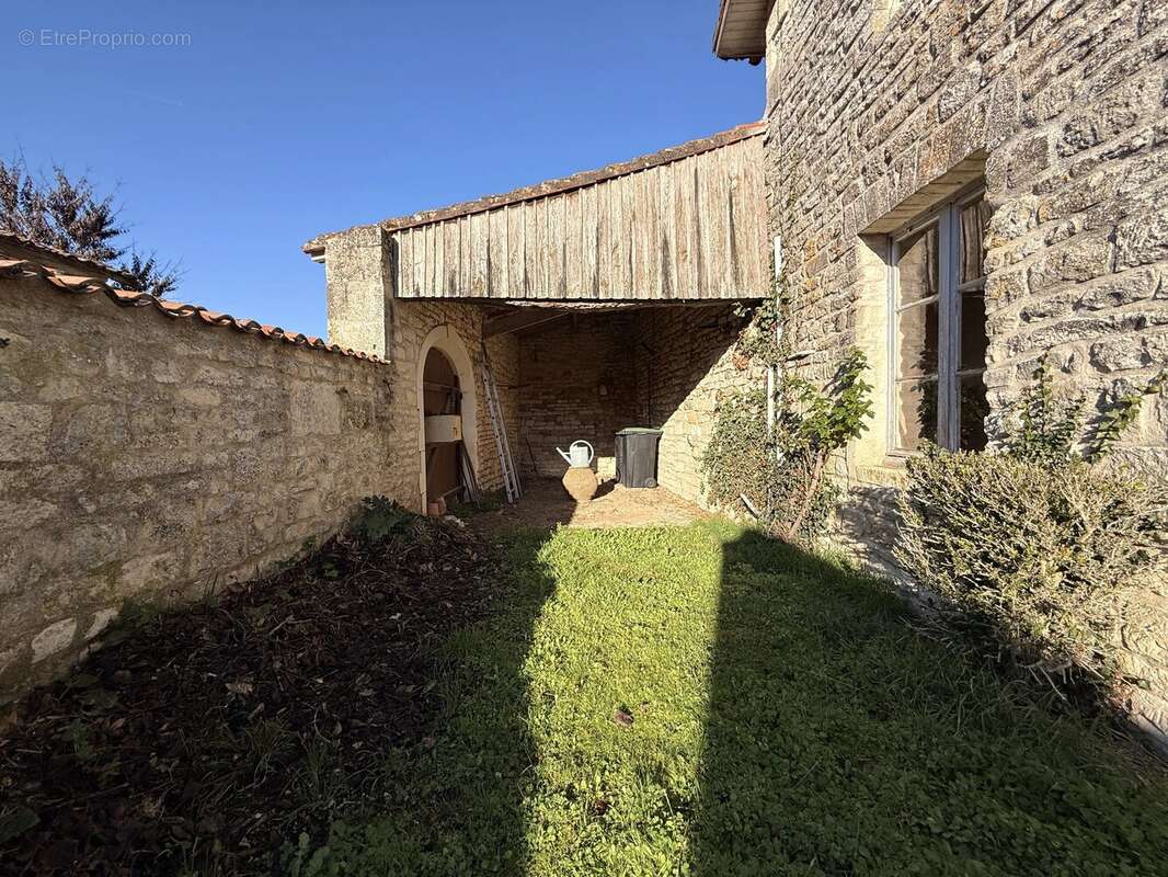 Maison à SALLES-DE-VILLEFAGNAN