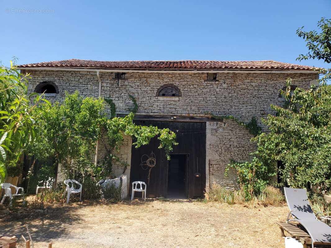 Maiosn de village et dépendances - photo 2