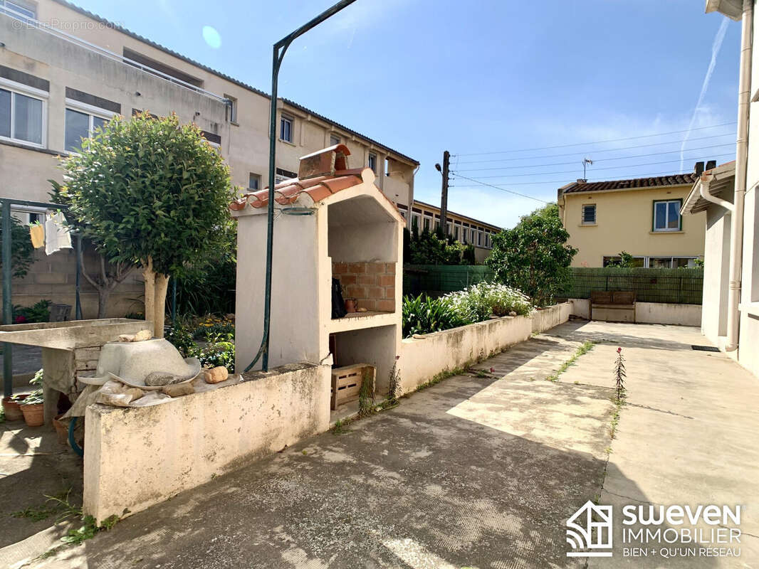 Maison à SAINT-LAURENT-DE-LA-SALANQUE