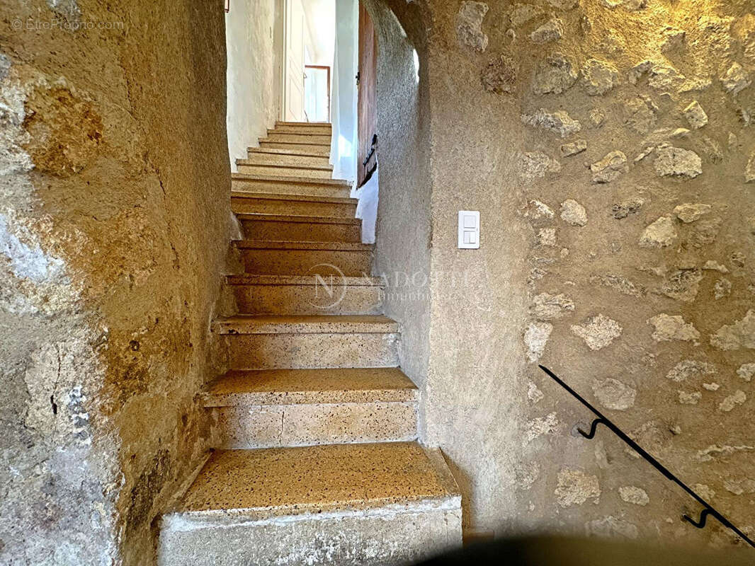 Maison à LA ROQUE-D'ANTHERON