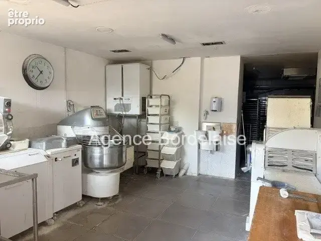 235 m² à Merignac  - photo 4