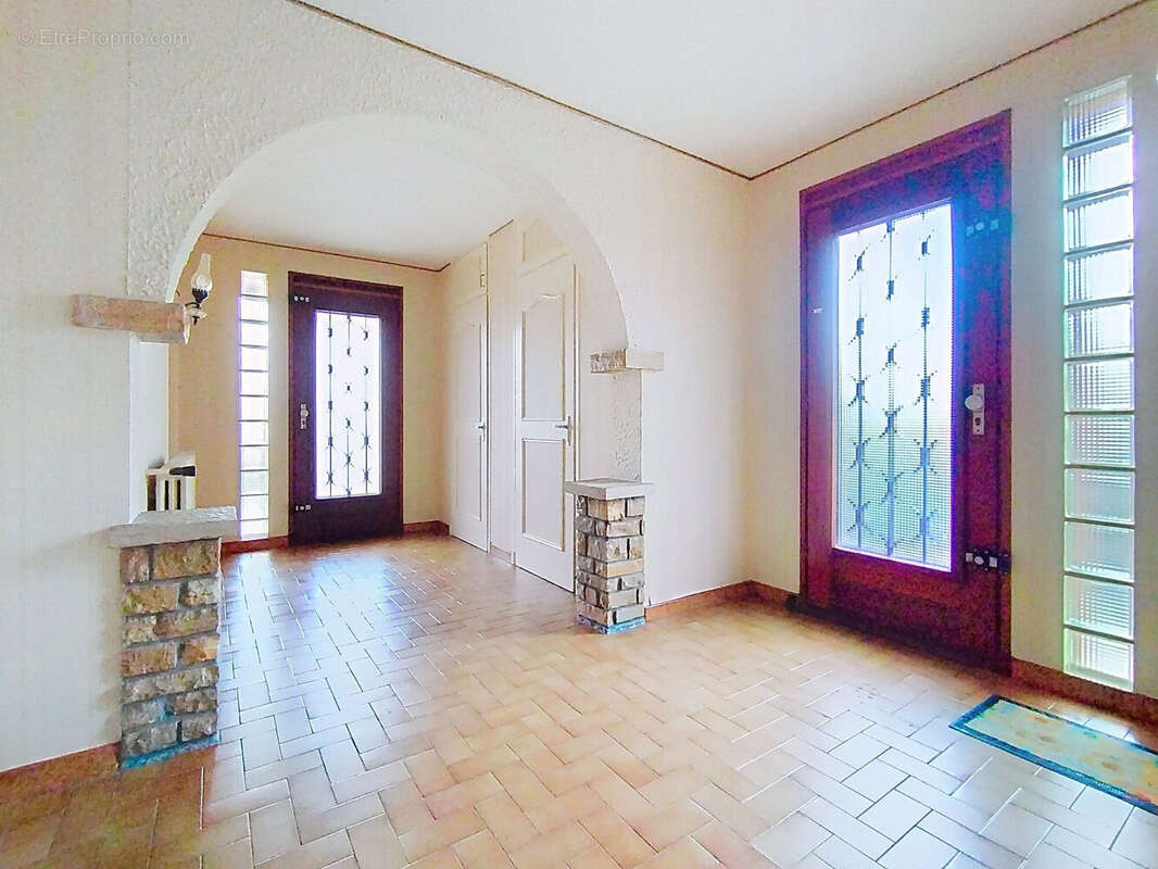 Hall d'accueil / 2 entrées - Maison à CASTELNAU-MONTRATIER