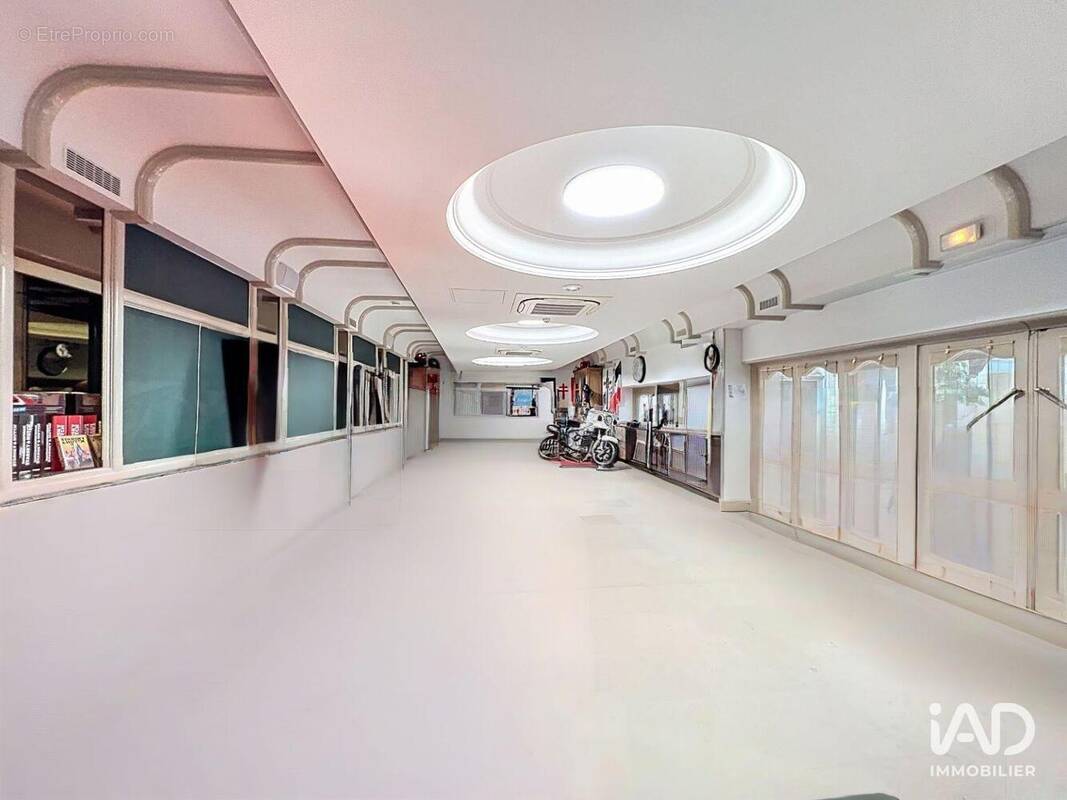 Photo 1 - Commerce à MOISSY-CRAMAYEL