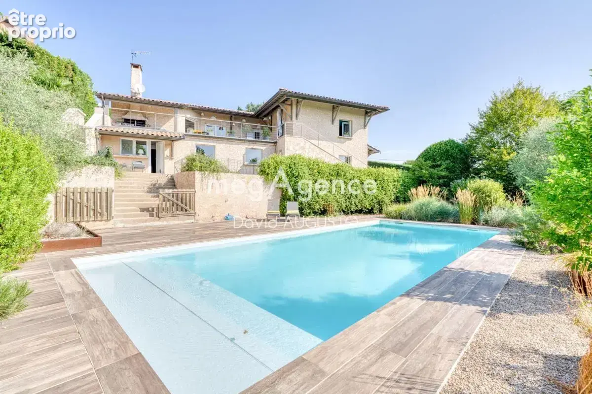 Maison avec vue, cadre naturel, piscine et garage pour 5 voitures - photo 2