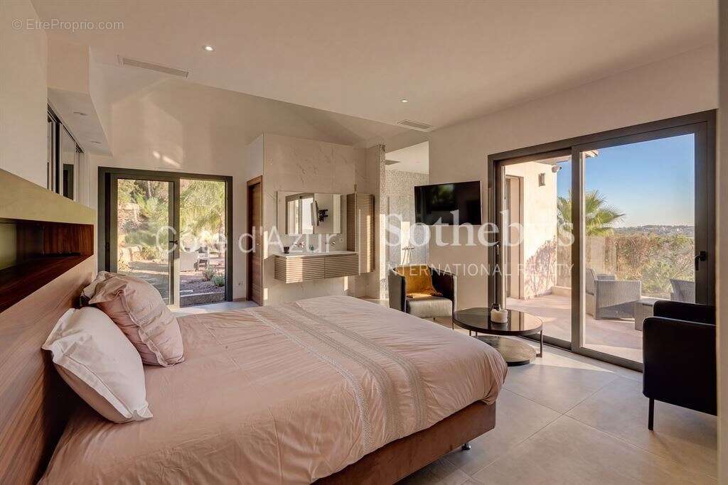 Villa contemporaine rénovée avec vue panoramique mer et Cap d’Antibes - photo 12