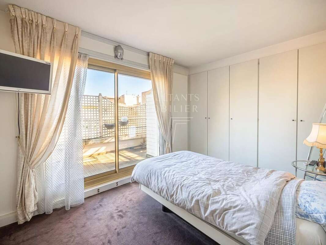 Appartement à PARIS-16E
