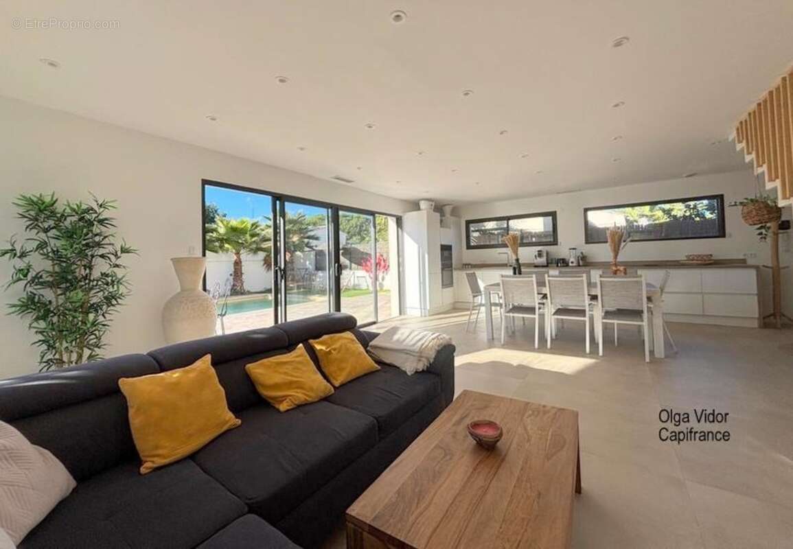 Dpt  (34), à vendre  GRAU D'AGDE  villa P6  195 m² avec piscine, garage, suites parentales - photo 2