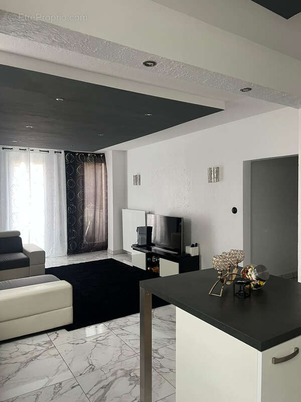 Appartement à CARROS