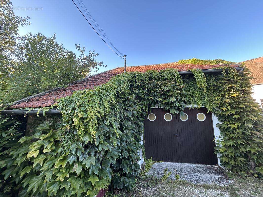 Maison à MONTIGNY-LENCOUP