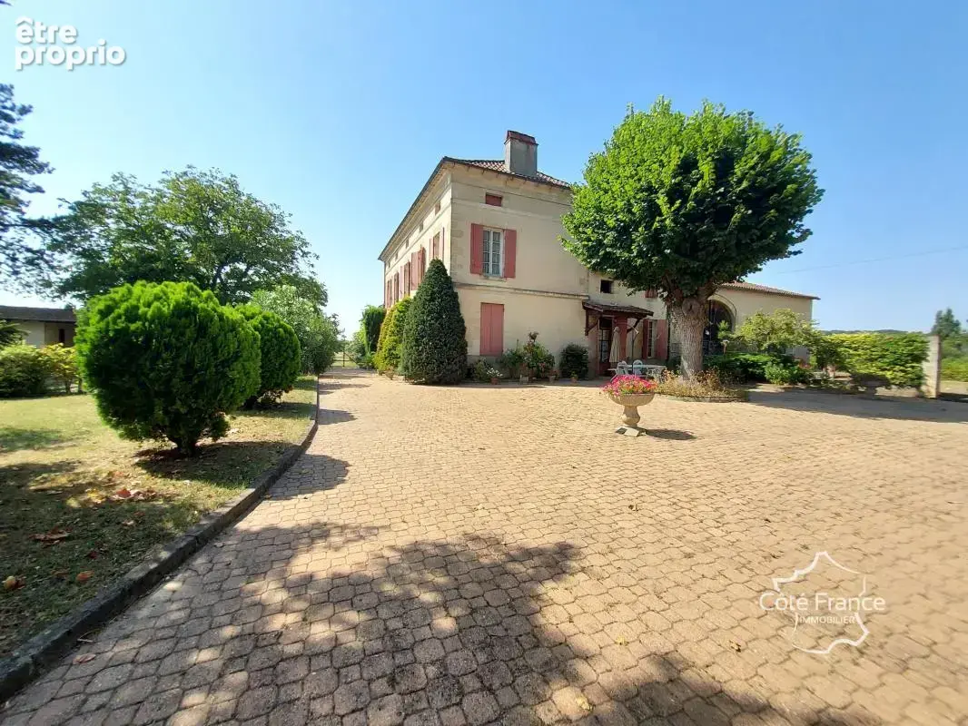 Maison de maître en pierre   Piscine   Dépendances 400 m2 - photo 3