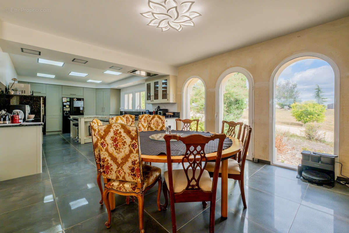Maison de prestige d'environ 423m2 avec vue panoramique, piscine, gîte indépendant de 80m2 et prestations haut de gamme dans le  - photo 8