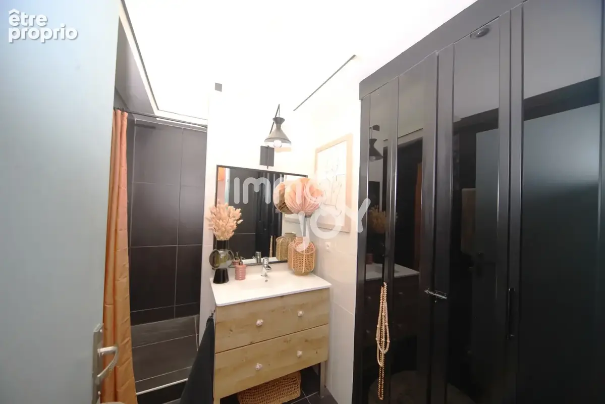 Muret, maison de ville entièrement restaurée, 212 m2 sur 2 niveaux, T7, garage et jardin, calme et praticité. - photo 12