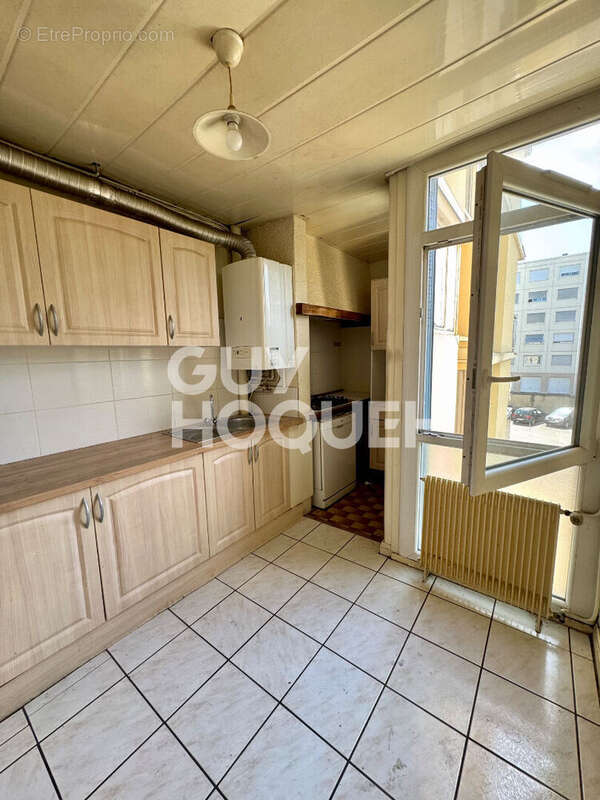 Vendu : Appartement 4 pièces à Lyon 8e Arrondissement - Quartier Santy - photo 3