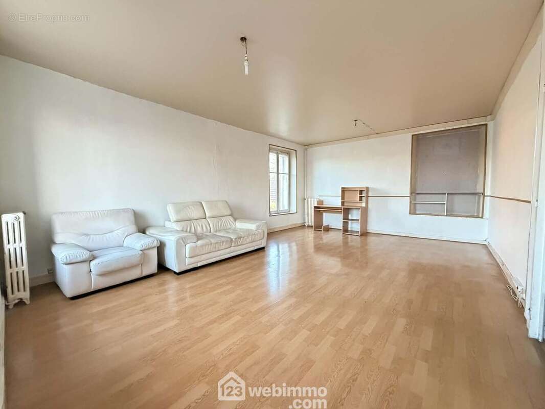 En rez-de-chaussée, un appartement de 88 m² comprenant son séjour spacieux - Appartement à LAON