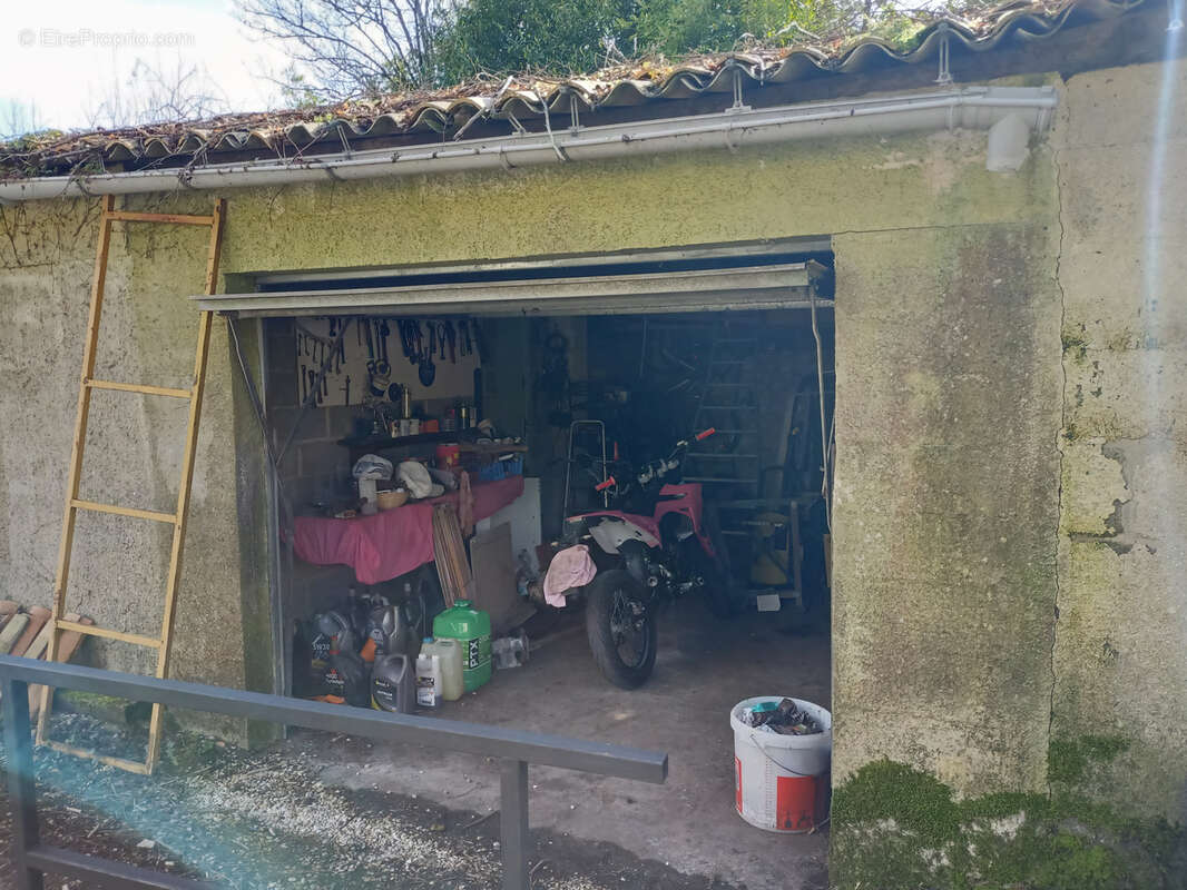 Maison à NIEUL-LE-VIROUIL