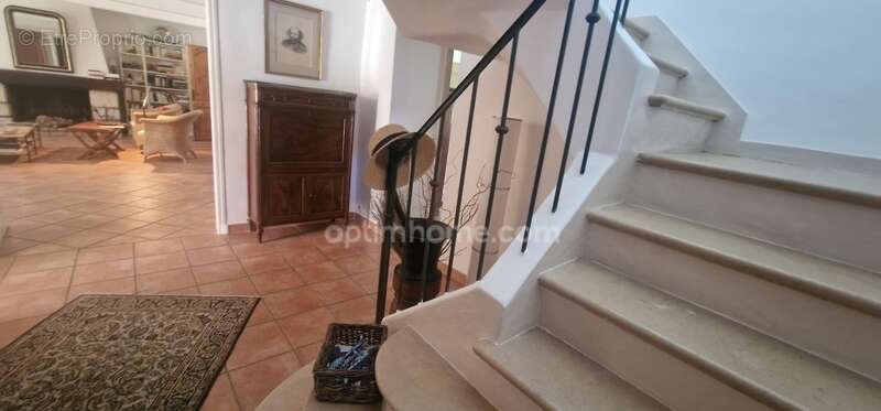 Maison à SAINT-MITRE-LES-REMPARTS