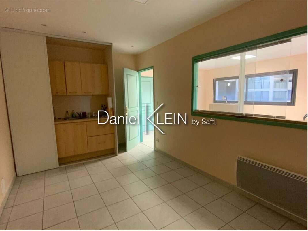 Photo 3 - Commerce à TOURRETTES