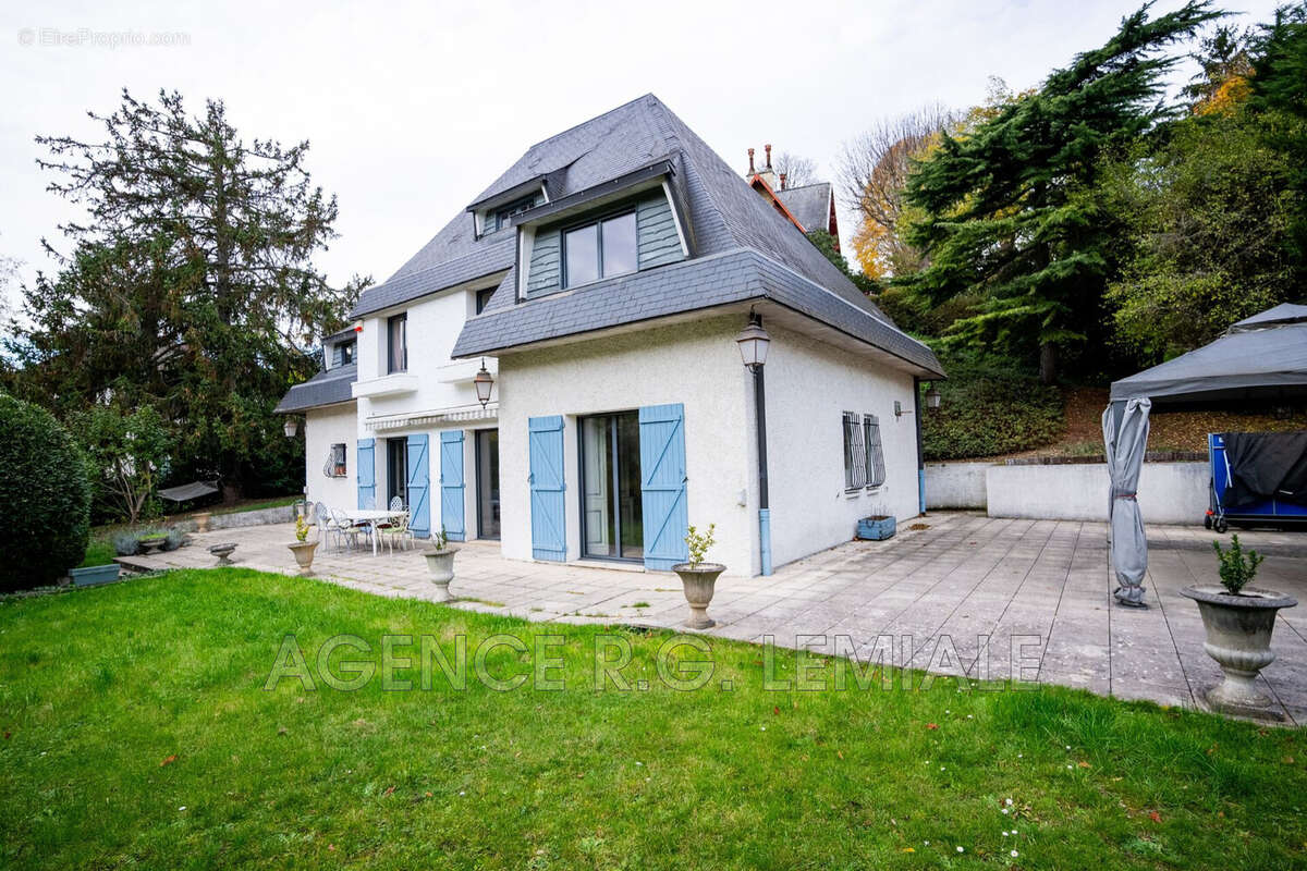 Maison à LE MESNIL-LE-ROI