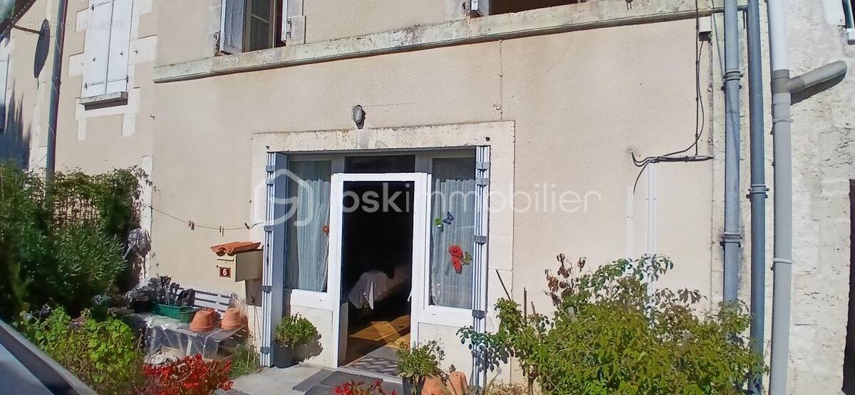 Maison à BORS(CANTON DE MONTMOREAU-SAINT-CYBARD)