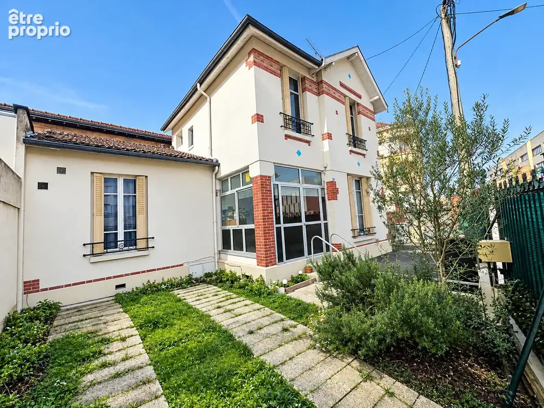 Proche centre-ville et gare - Maison de ville - photo 1