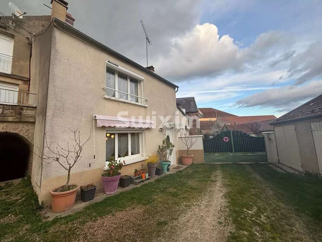 Maison de village avec cour, terrain et grange de 100 m² - photo 2