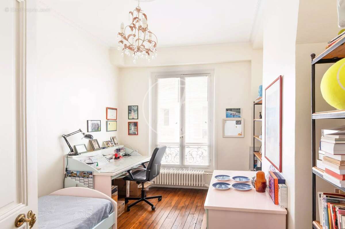 Appartement à PARIS-16E
