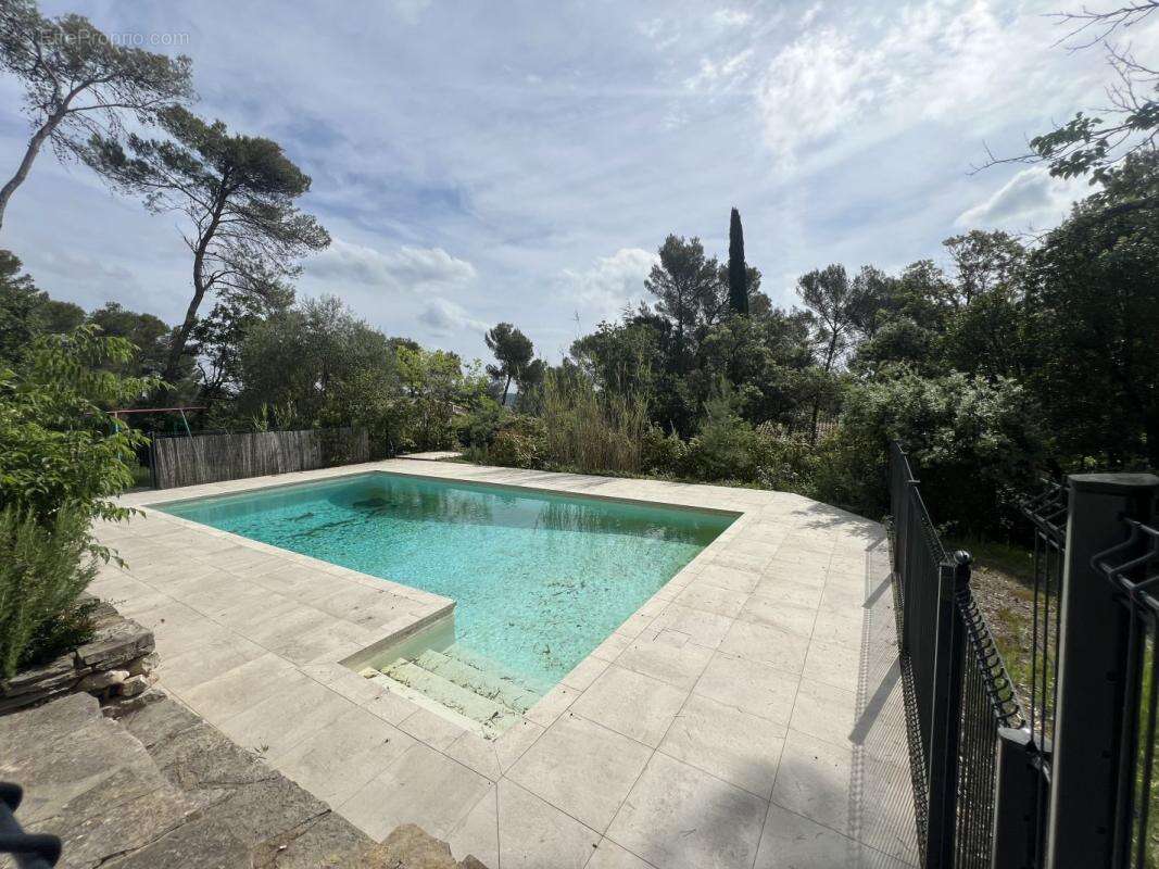Maison à SAINT-CLEMENT-DE-RIVIERE