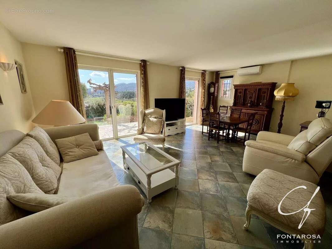 Maison à ROQUEBRUNE-SUR-ARGENS