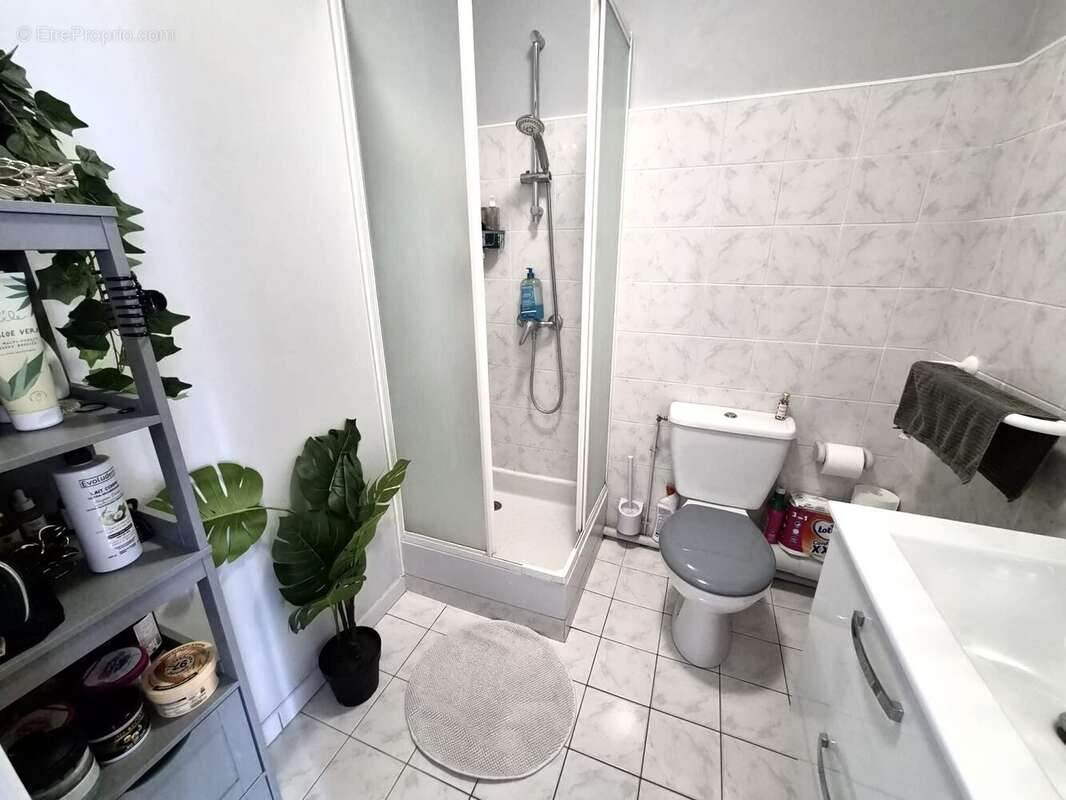 Salle d'eau studio Noisy-Le-Grand - Appartement à NOISY-LE-GRAND