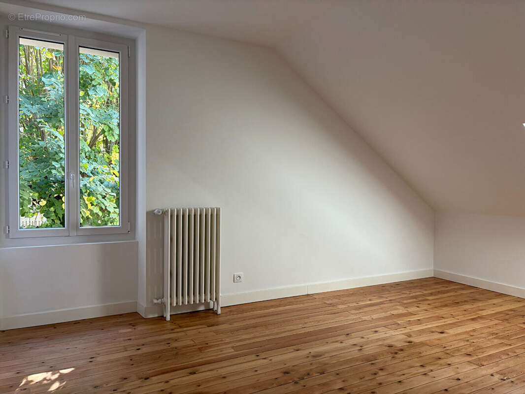 Maison entièrement rénovée de 148 m² au sol (132 m² habitables) au calme d'une impasse avec garage - photo 11
