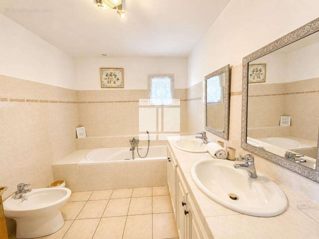 Charmante villa de 167m2 avec piscine édifiée sur un terrain de 2 722m2 - photo 11