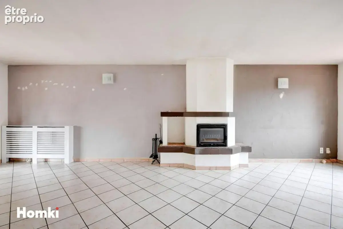 Villa de type 4 jumelee d'un cote avec 2 terrasses un jardin et garage - photo 3