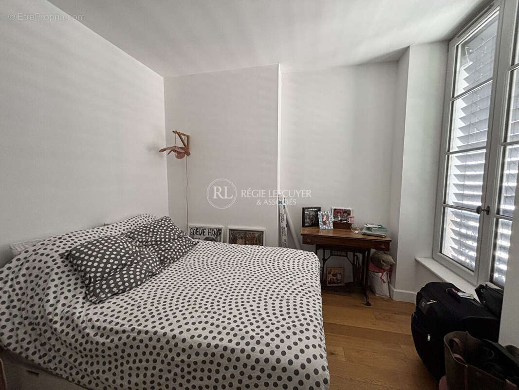 Lyon 7ème - Place Raspail avec vue dégagée - T2 vendu loué - photo 5