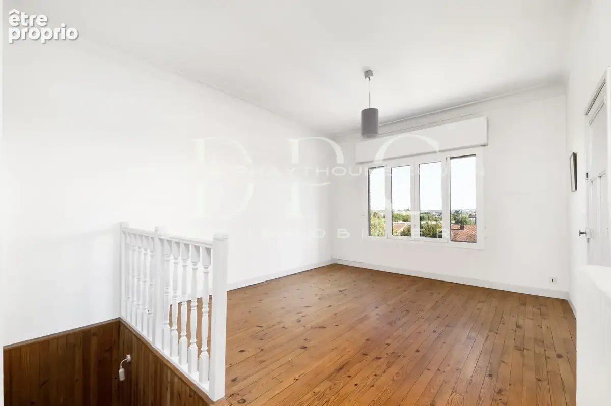 Maison de caractère, T6 de 171 m2 au calme avec jardin, terrasses et garages. - photo 15