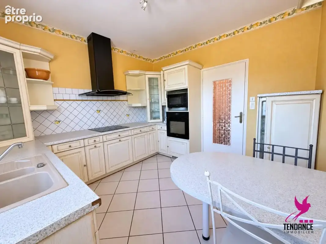 Maison 180 m² avec  Garages et dépendances. - photo 6