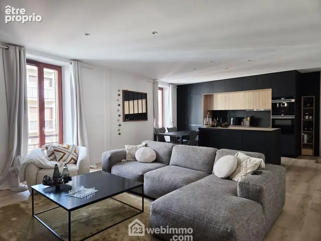 d'une spacieuse et lumineuse pièce de vie de 45m²...