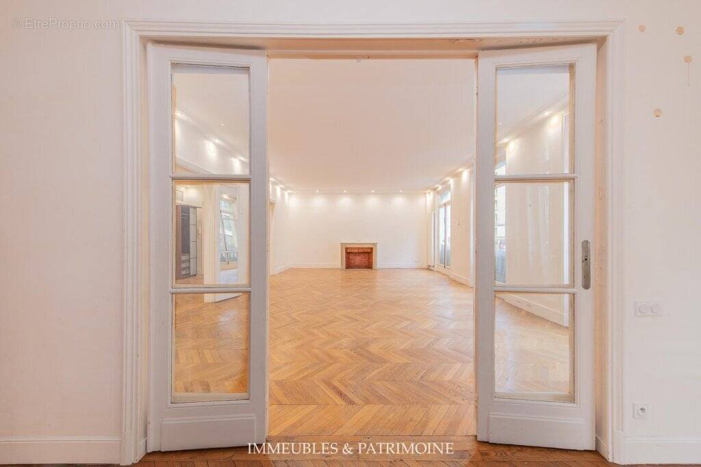 Appartement à PARIS-16E