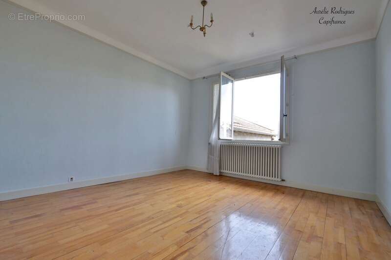 Maison à BAGE-LE-CHATEL